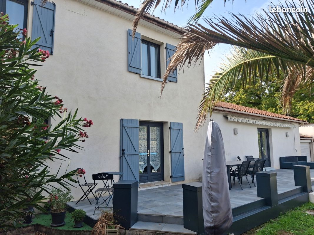 Maison 8 pièces 313 m² · à Roullet-Saint-Estèphe · 313 m² · 430 000 €