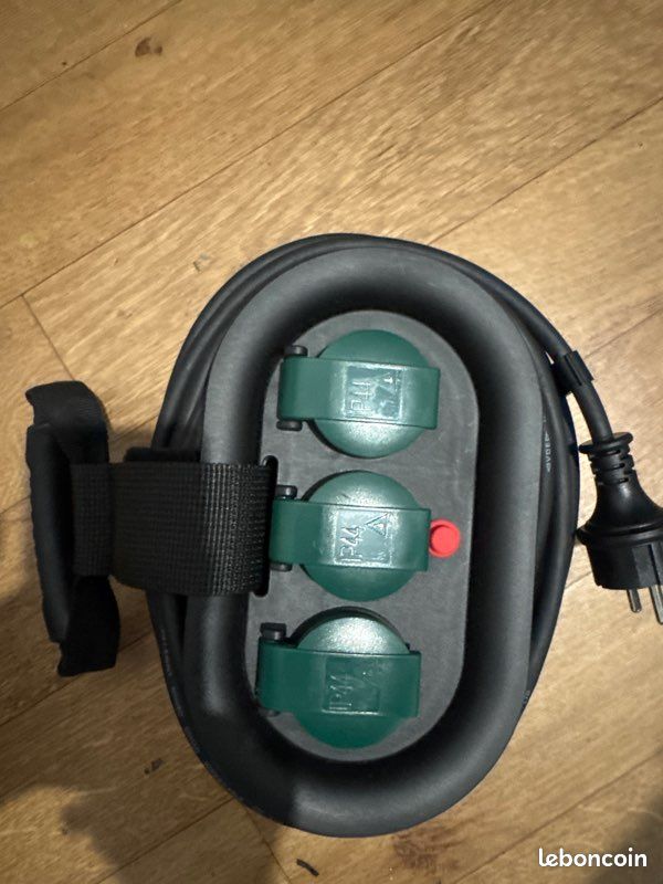 Bloc multiprise électrique extérieur / enrouleur de câble avec 3 prises protégées IP44 (image 1)