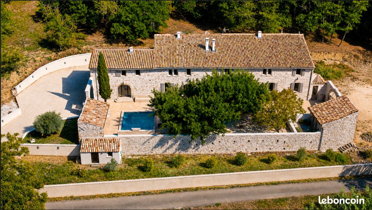 Maison 12 pièces 430 m² · à Saint-Just-d'Ardèche · 430 m² · 875 000 €
