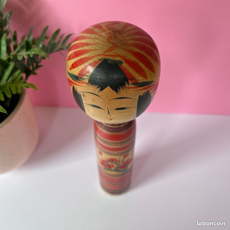 Poupée japonaise Kokeshi fabriquée à la main