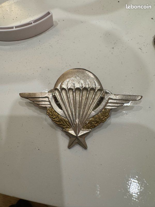 Emplacement De Broche De Dessin Animé Mignon Parachutisme Avec Parachute Vectoriel