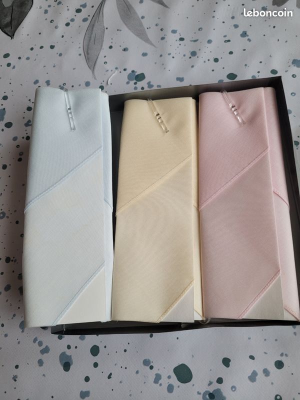 Coffret neuf 3 mouchoirs brodés Y (image 2)