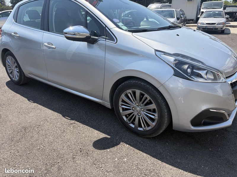 Peugeot 208 1.2 PURETECH 82CH ALLURE 3P (image 5)