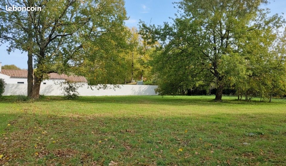 Terrain à bâtir de 370 m² à BREUILLET (17) · 102 720 €
