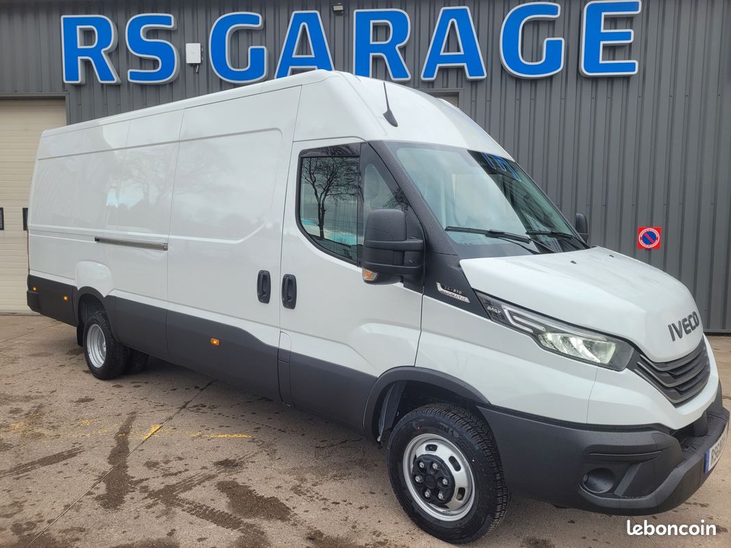 IVECO DAILY 35C21 HA8 V16 FOURGON PACK COMFORT PLUS + PACK STYLE + KEYLESS 03 PLACES comme NEUF avec ATTELAGE / MOTEUR 3 LITRES / CAMÉRA / SUSPENSION RENFORCÉE 07 LAMES ( Prix de Vente 52 990 HT ) (image 10)