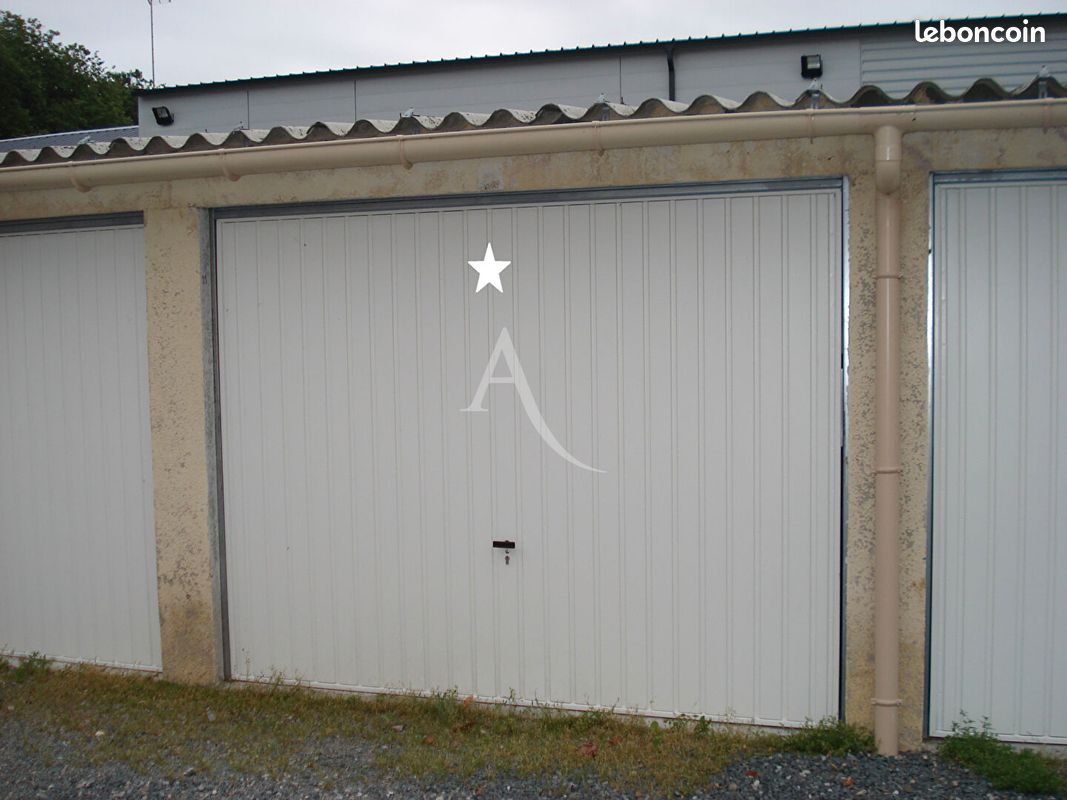Parking 12 m² · à Fontenay-le-Comte · 12 m² · 70 €