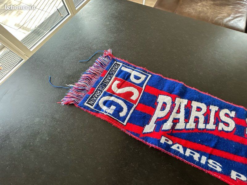 Écharpe Football PSG Paris Saint-Germain Vintage 1990s Écharpe Football PSG Paris Saint-Germain Vintage 1990s