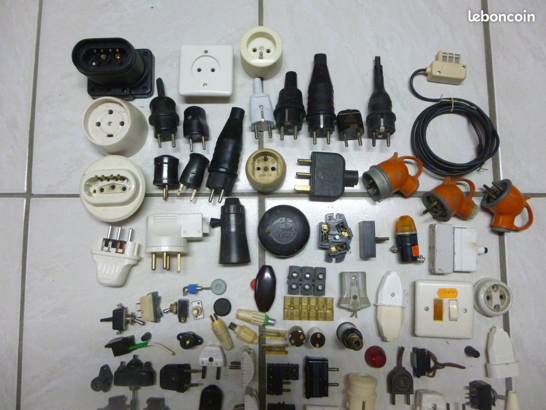 Lot : Ancien appareillages électriques Prise, interrupteur, douille, fusible... (image 2)
