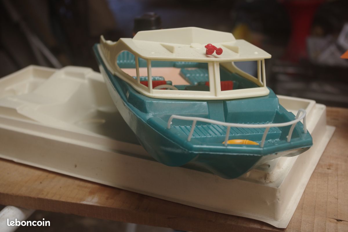 Oud speelgoed - Rare bateau à moteur en plastique années 60-70 moteur