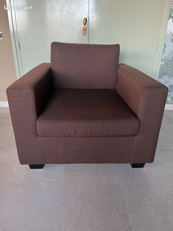 Fauteuil individuel large assise en tissu marron (image 3)