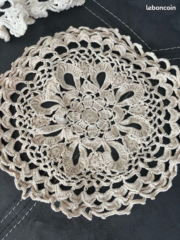 Napperon au crochet 25cm - Un grand marché