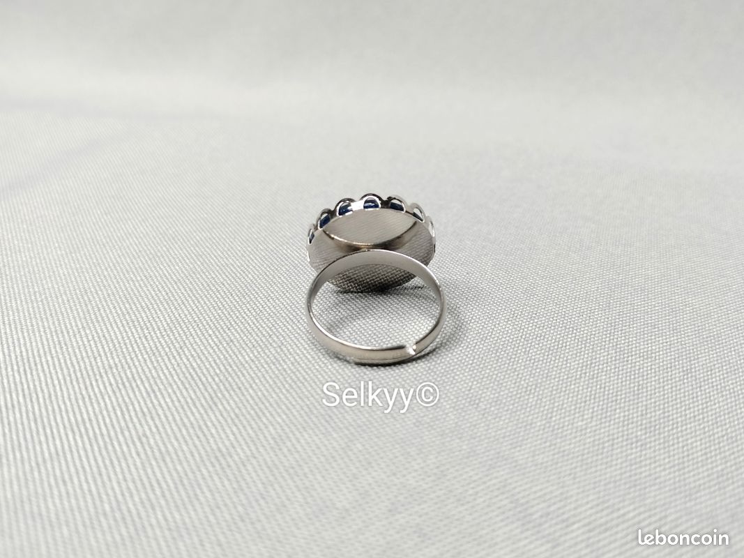 Bague fantaisie réglable en acier inoxydable ornée d’un cabochon rond bleu pailleté bleu et argent (image 7)