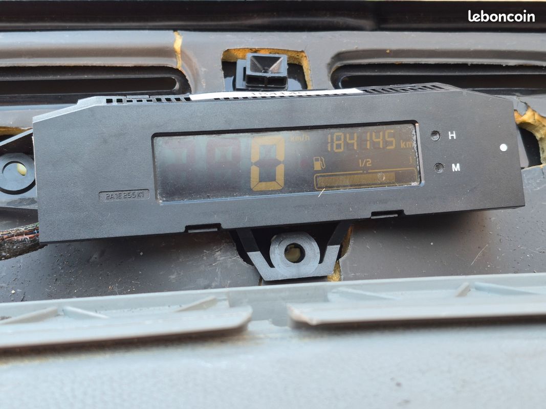Compteur twingo prise grise 184145 km (image 1)