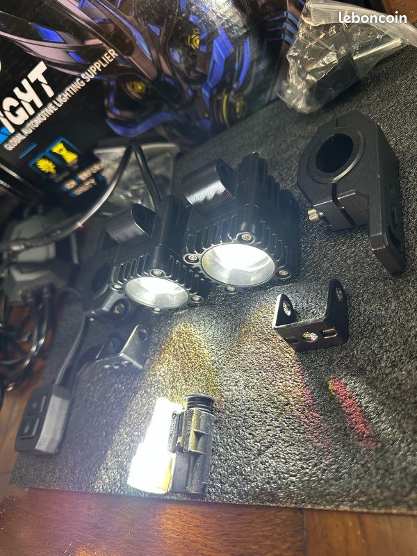Feux additionnels style future eyes jaune blanc flash stroboscopiques pour moto (image 1)