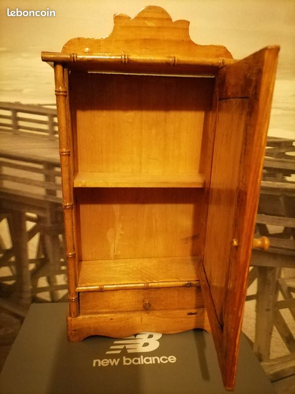 Petite armoire ancienne en bois pour poupée type bambou
