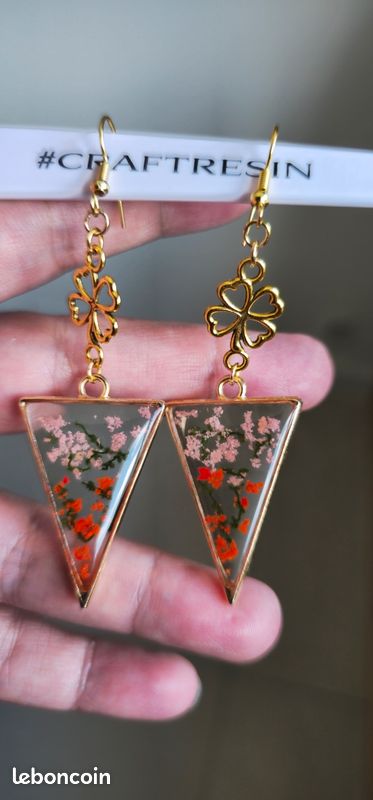 Boucles d'Oreilles Triangle en Résine et Fleurs Séchées - Finition Dorée - Bijou Floral Géométrique Fait Main - Style Bohème et Nature (image 11)