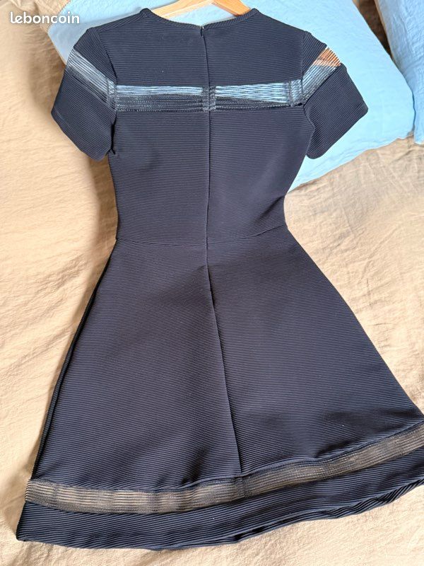 Robe SANDRO noire à empiècements transparents – Coupe patineuse