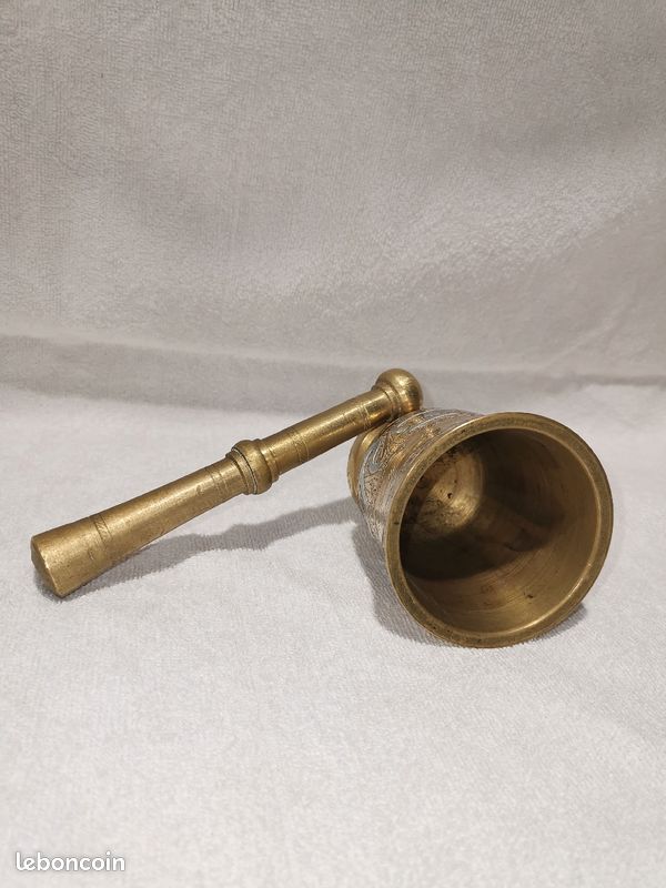 Mortier et pilon d'apothicaire en bronze (image 2)