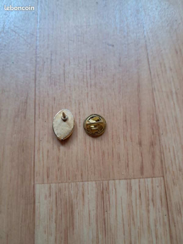 Lot 2 pin's (image 4)