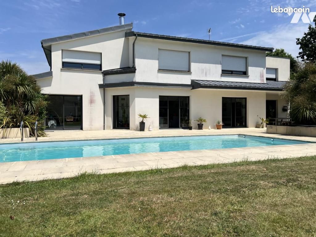 Maison 11 pièces 350 m² · à Ploërmel · 350 m² · 923 180 €