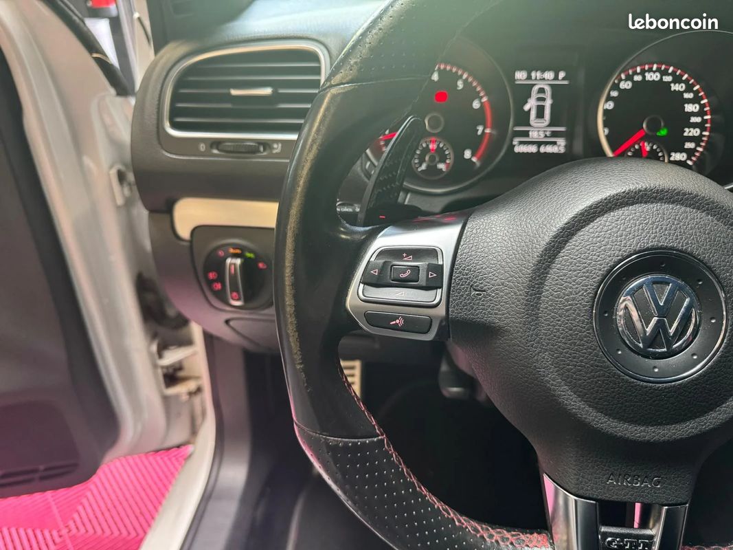 Volkswagen GOLF 6 GTI 2.0 TSI DSG Adidas / Dynaudio / Toit ouvrant panoramique / Sièges Chauffants (image 31)