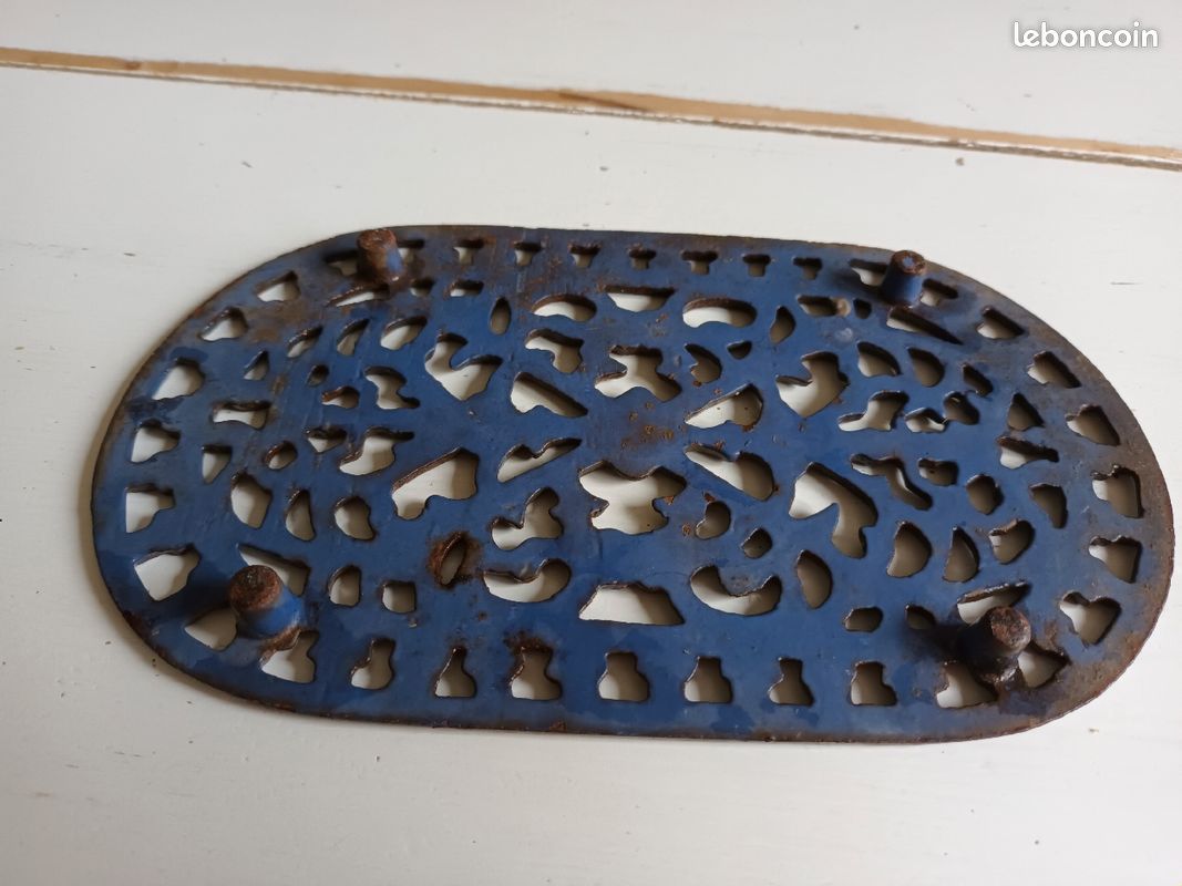 Dessous de plat ancien en fonte (image 5)