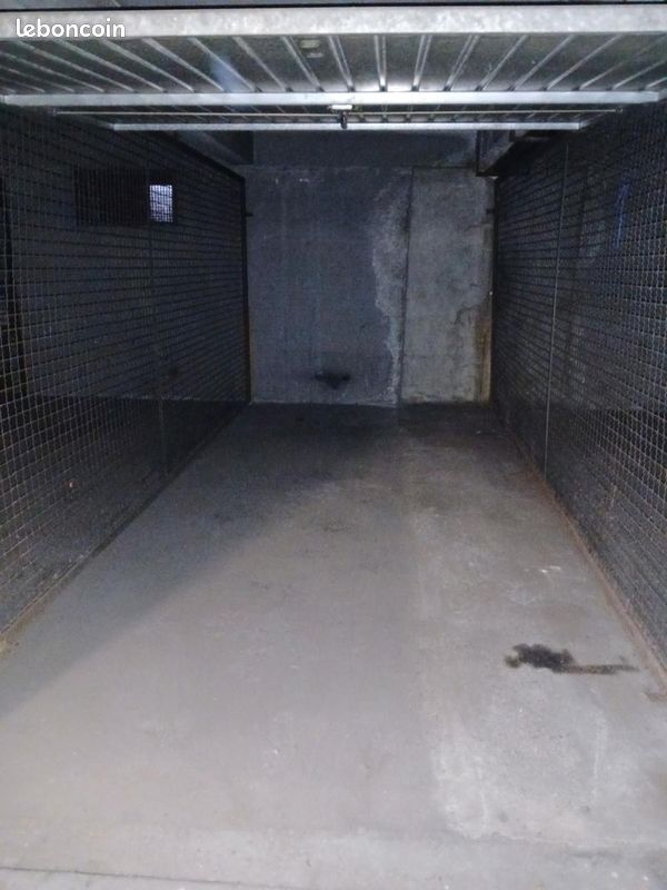 Garage · à Caluire-et-Cuire · 114 €/mois