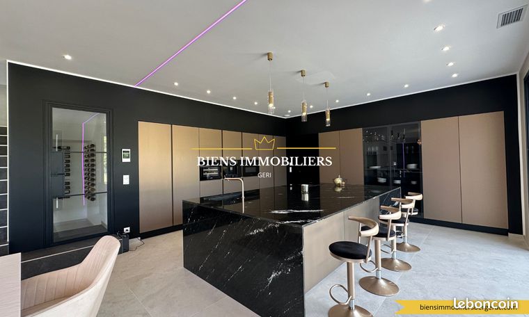 https://img.leboncoin.fr/api/v1/lbcpb1/images/c8/45/53/c8455348444868e7ecb9d20c33614a187bfa6741.jpg?rule=ad-image
