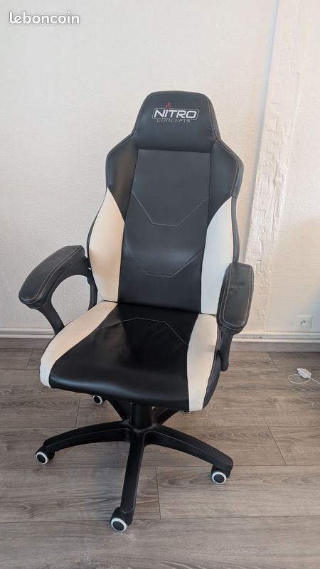 C100 Nitro Chairs NITRO CONCEPTS NC-C100-BB Gaming Stuhl SATURN