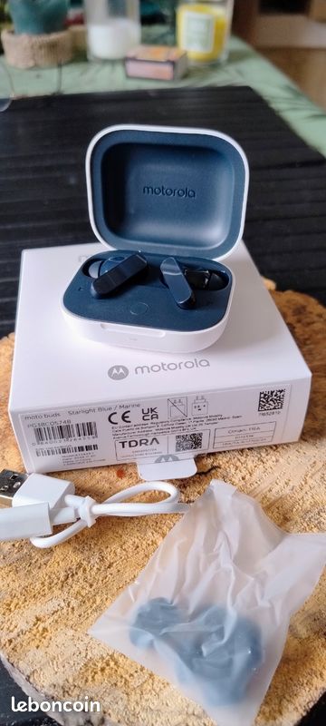 Coffret neuf contenant 2 écouteurs marque Motorola modèle Starlight blue (image 2)