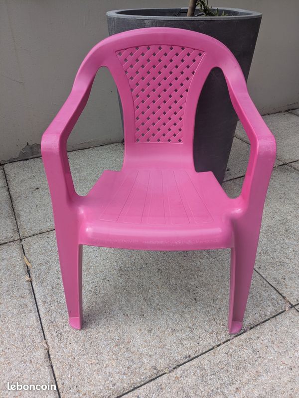 Chaise enfant en plastique (image 1)