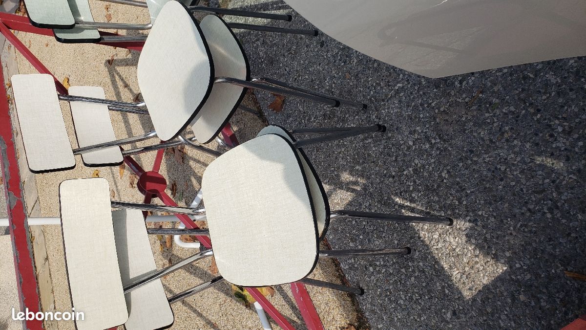 Table chaises vintage plus meuble (image 2)