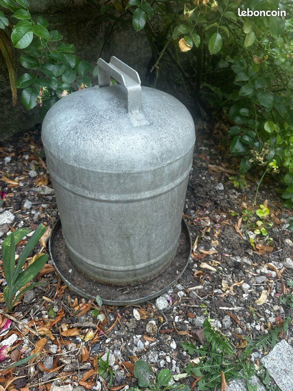 Pot en zinc pour poules (image 1)
