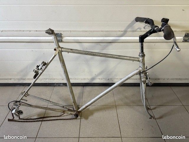 Cadre vélo en acier (image 1)