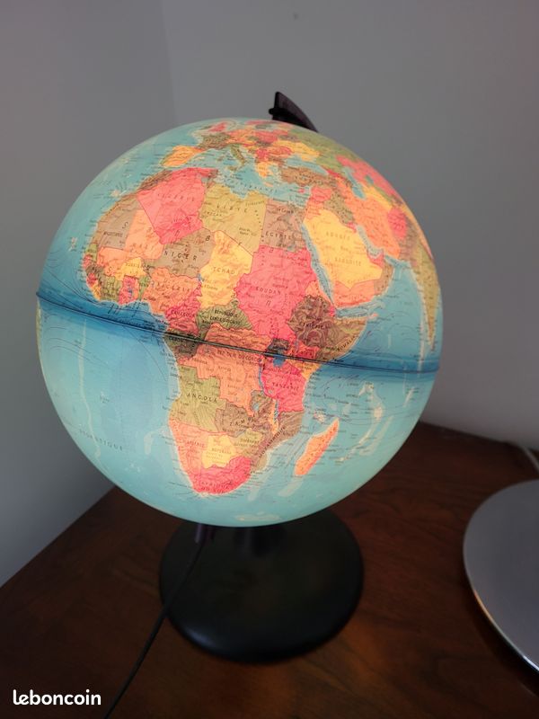 Globe terrestre lumineux (image 1)