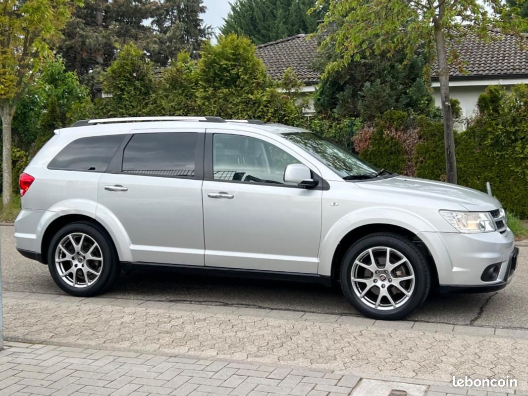 Fiat Freemont LOUNGE GPS 170 CH 4X4 BVA - HAYON ÉLECTRIQUE PACK SPORT TOIT OUVRANT (image 8)