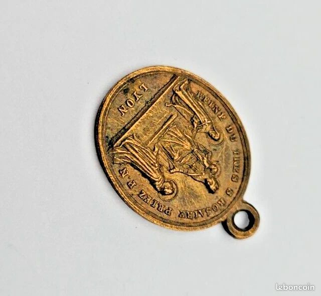 Médaille Notre Dame du Mont Carmel en laiton doré 18mm