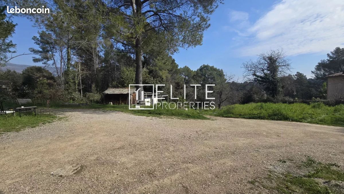 Terrain 2044 m² · à Peymeinade · 2 044 m² · 299 000 €