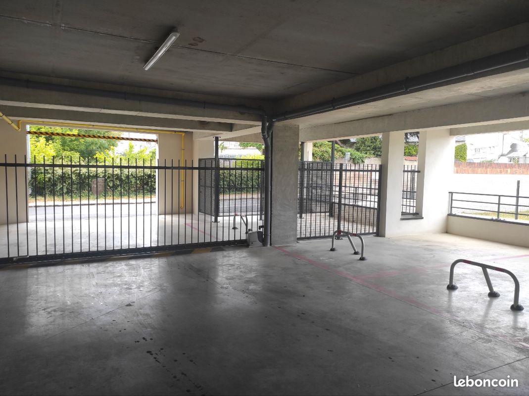 Place de parking couverte et sécurisée rue des anguignis St Jean le Blanc · à Saint-Jean-le-Blanc · 55 €