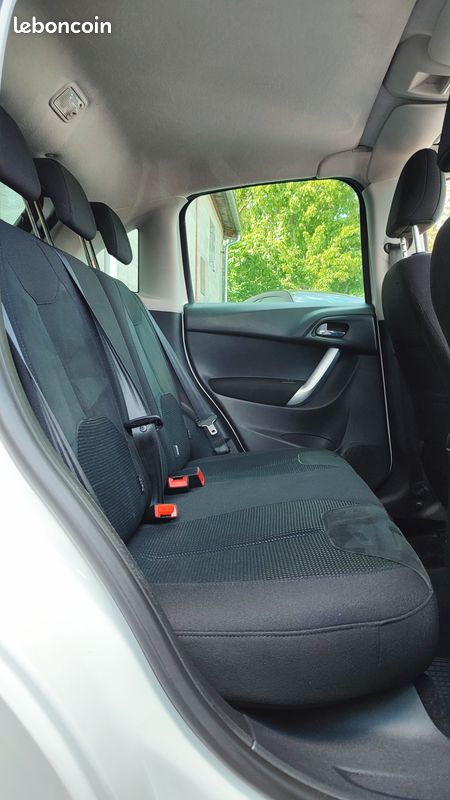 CITROEN C3 PHASE II 1.4L HDi 70 ch AIRDREAM EDITION EXCLUSIVE CLIMATISATION / REGULATEUR DE 2012 (image 4)