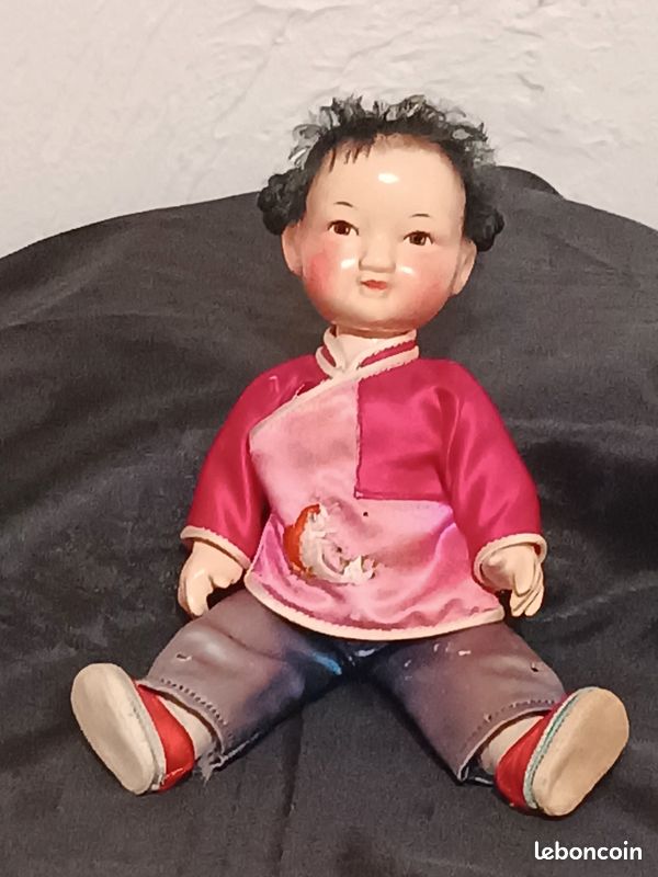 Poupée au corps souple avec cheveux type asiatique hauteur 40cm