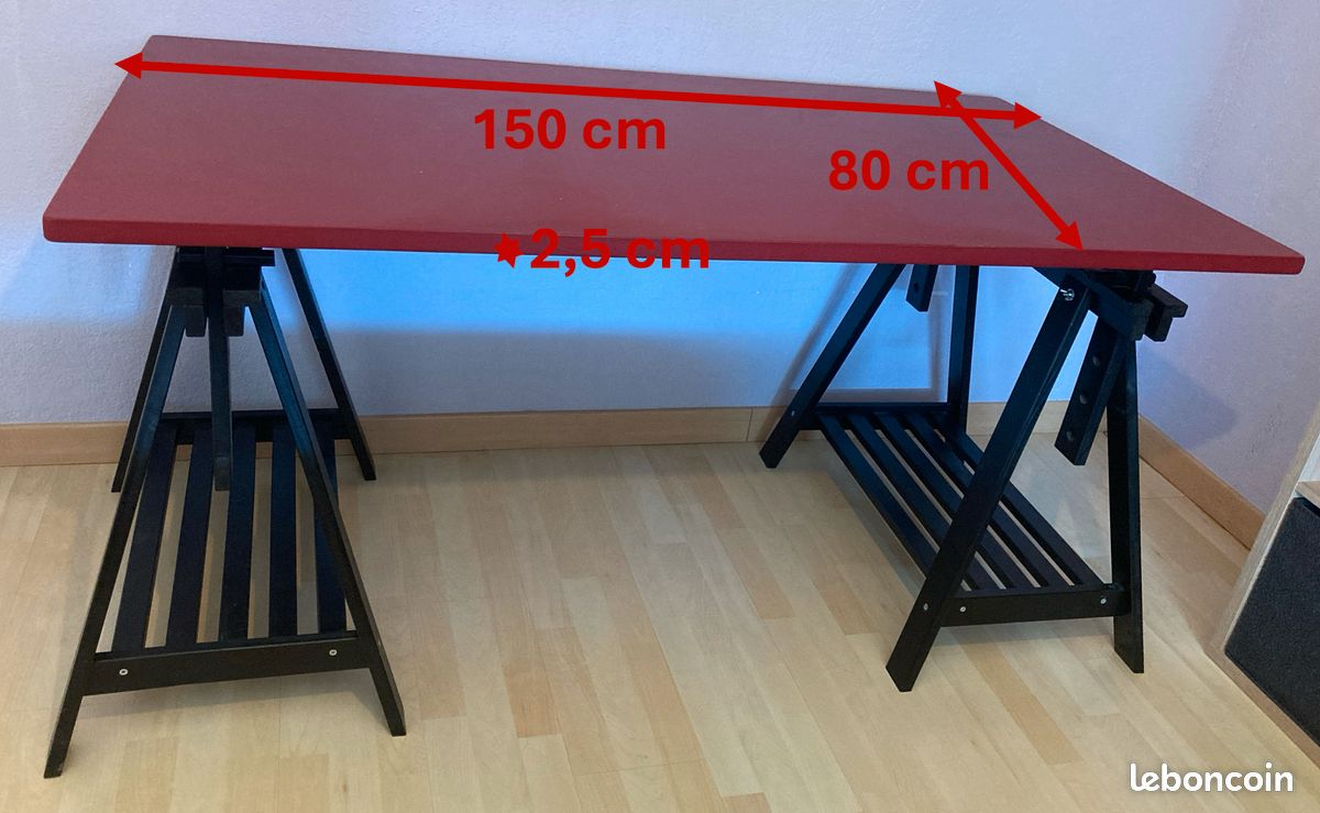 Bureau plateau 150×80 cm peint rouge sur tréteaux noirs — État bon (image 1)