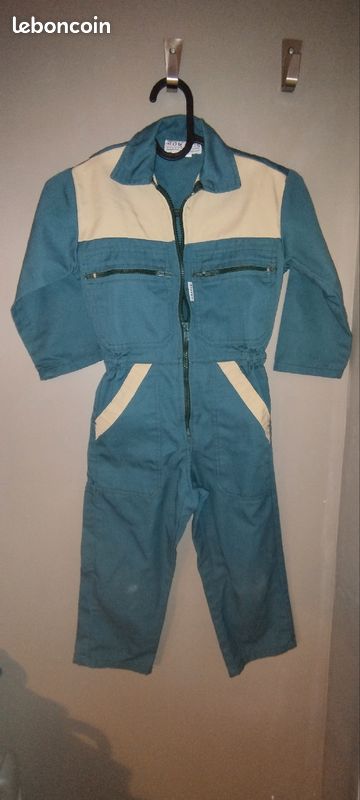 Combinaison de travail enfant 
8/10 ans
Bon état, voir très bon état 
Juste un endroit un peu "râpé" (voir photo)

Pas d'envoi, paiement espèces (image 1)