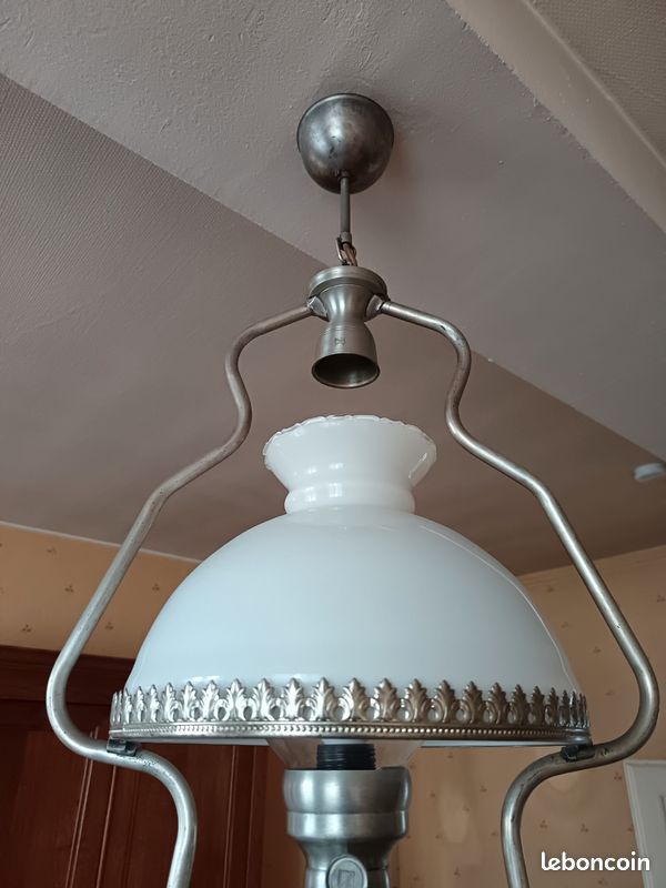 Plafonnier en étain massif avec globe opaline blanche donnant un puissant éclairage et une grande luminosité, produite par une seule ampoule (image 5)