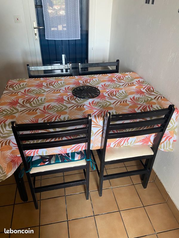 Table de cuisine et ses 4 chaises (image 2)