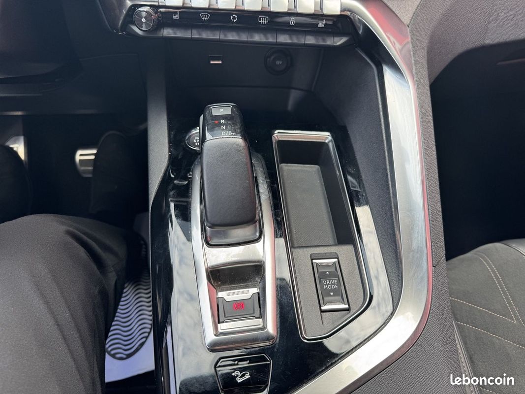 Peugeot 3008 HYBRID4 300CH GT E-EAT8 (image 17)