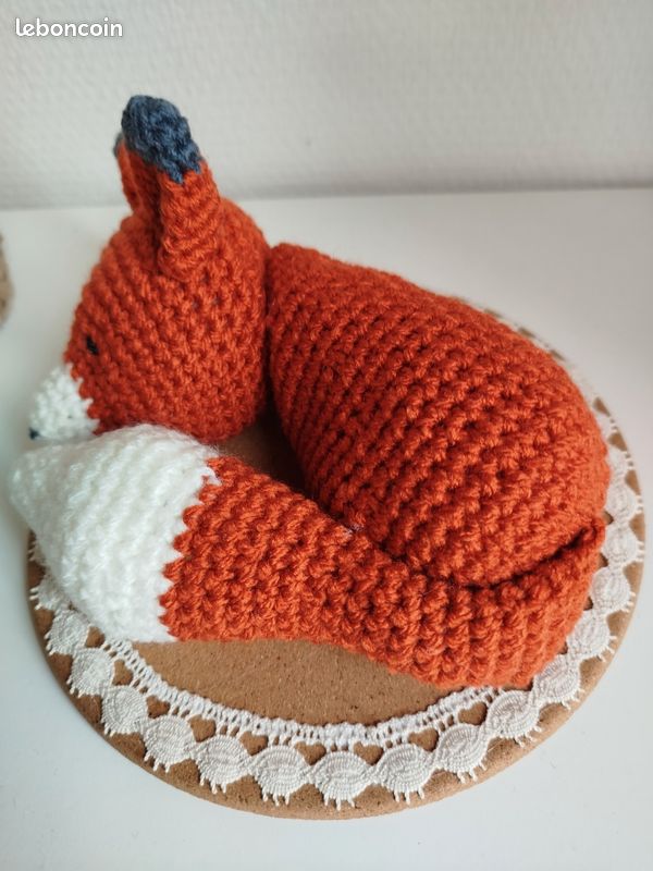 Charmante déco Renard endormi, cadeau naissance, au crochet, sur socle, (image 5)