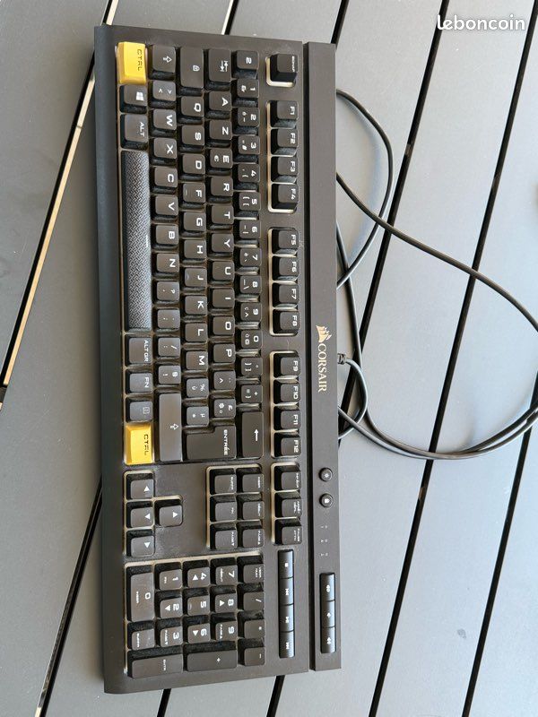 Clavier mécanique Cosair K68 (image 1)