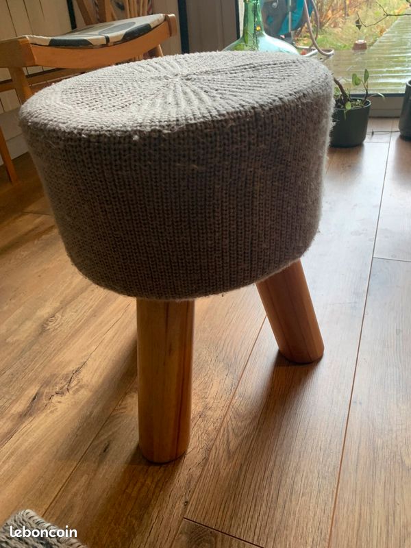 Tabouret bas pieds en bois (image 1)