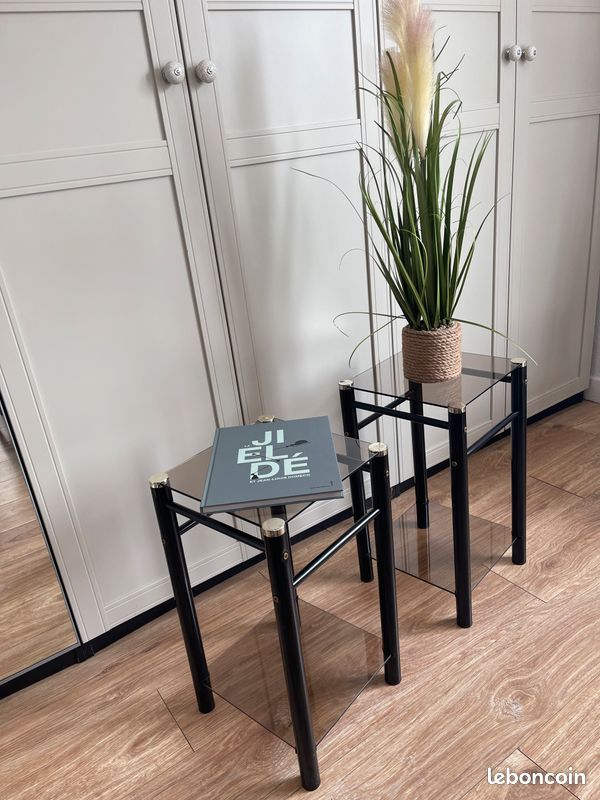Tables d'appoint ou chevets en tube acier/verre fumé (image 1)